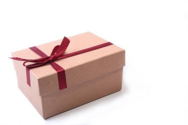 Beyaz arkaplanlı hediye kutuları