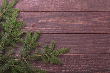 Noel ağacı süslemesi ahşap arka planda izole edilmiş