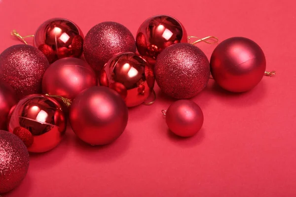 Bolas rojas de Navidad sobre fondo rojo — Foto de Stock