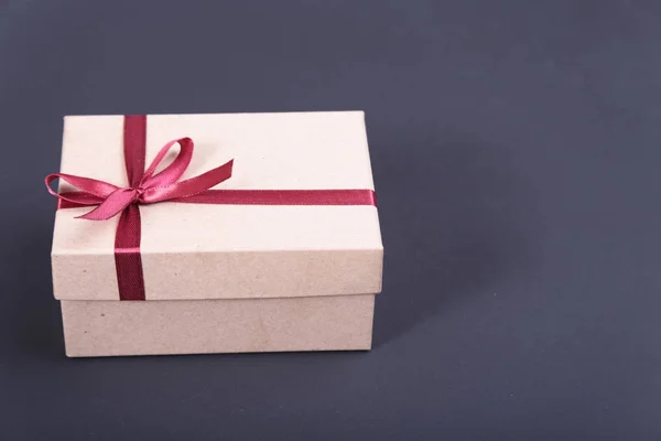 Siyah arka plan üzerine fiyonklu hediye kutuları — Stok fotoğraf