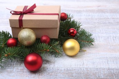 Hediye kutusu ahşap tahta üzerinde ile Noel köknar ağacı