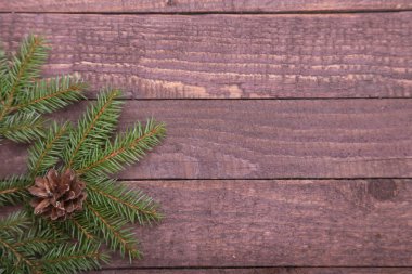 Noel ağacı süslemesi ahşap arka planda izole edilmiş