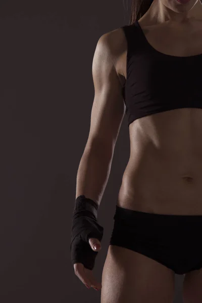 Sportowa kobieta pompująca muskuły hantlami — Zdjęcie stockowe