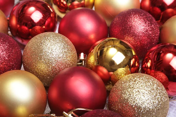 Červené vánoční koule na dřevěné pozadí — Stock fotografie