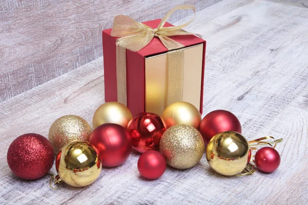 Weihnachtsgeschenkschachtel mit roten und goldenen Kugeln — Stockfoto