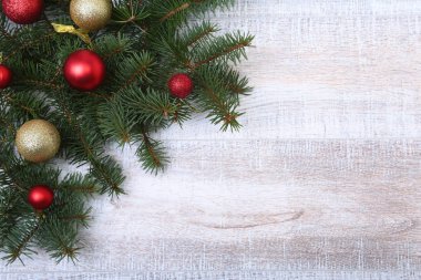 Noel ve yeni yıl arka plan: kürk-ağaç, dal, cam topları, dekorasyon ve koniler ahşap arka plan üzerinde renkli