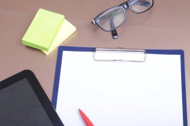 Dosya klasör belgeler ve telefon ve defter izole arka plan üzerinde önemli belge ile