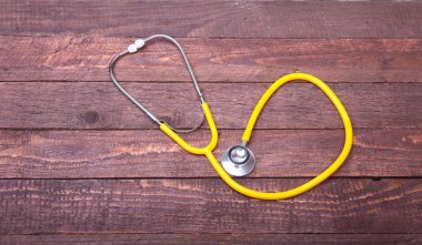 Sağlık stetoskop ve ahşap arka plan üzerinde izole Tablet