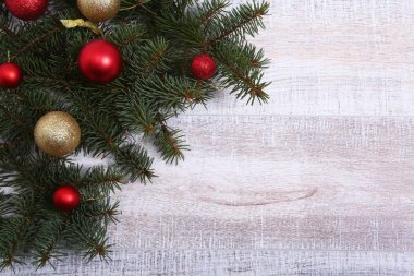 Noel ve yeni yıl arka plan: kürk-ağaç, dal, cam topları, dekorasyon ve koniler ahşap arka plan üzerinde renkli
