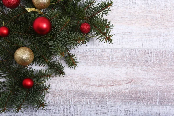 Natale o Capodanno sfondo: albero di pelliccia, rami, palline di vetro colorato, decorazione e coni su uno sfondo di legno Foto Stock Royalty Free