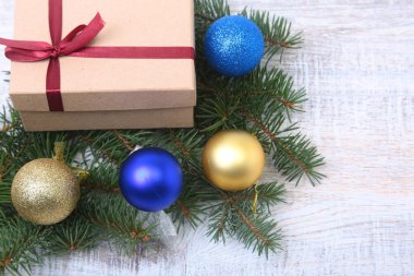 Hediye kutusu ve ahşap tahta üzerinde birçok topları ile Noel dekorasyon köknar ağacı