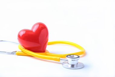 Kalp üzerinde ahşap arka plan izole bir sağlık stetoskop ile