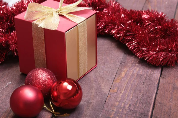 Noel hediye kutu kırmızı ve altın top ile — Stok fotoğraf