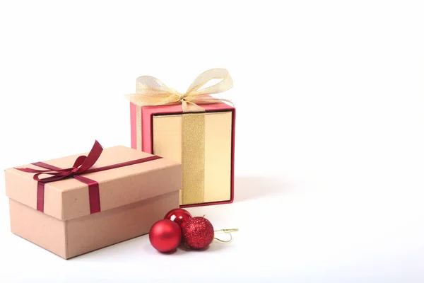 Coffrets cadeaux avec arc et boule de Noël sur fond bois — Photo
