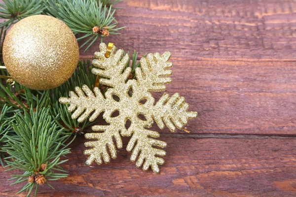 クリスマスやお正月の背景: 毛皮の木、枝、色のガラス玉、装飾や木製の背景にコーン — ストック写真