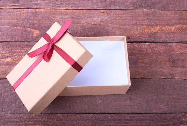 Açık hediye kutusu, beyaz arka plan üzerinde izole — Stok fotoğraf