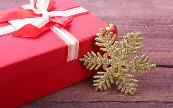 Ahşap arka plan üzerinde yay ve Noel dekorasyonu ile hediye kutuları — Stok fotoğraf