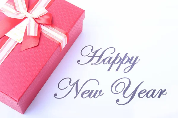 Texto feliz año nuevo en papel con muchas bolas y cajas de regalo — Foto de Stock