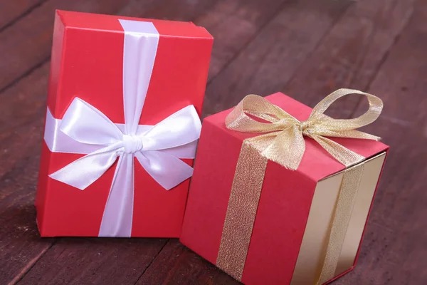 나무 배경에 활과 크리스마스 장식 선물 상자 — 스톡 사진
