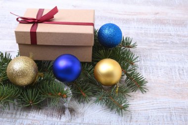 Hediye kutusu ahşap tahta üzerinde ile Noel köknar ağacı