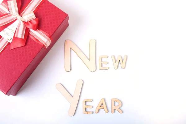 Texto nuevo año sobre fondo blanco con caja de regalo — Foto de Stock