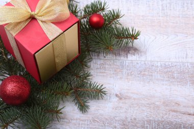 Hediye kutusu ve ahşap tahta üzerinde birçok topları ile Noel dekorasyon köknar ağacı