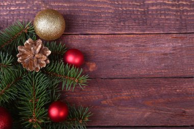 Noel ve yeni yıl arka plan: kürk-ağaç, dal, cam topları, dekorasyon ve koniler ahşap arka plan üzerinde renkli