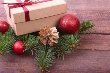 Hediye kutusu ve ahşap tahta üzerinde birçok topları ile Noel dekorasyon köknar ağacı