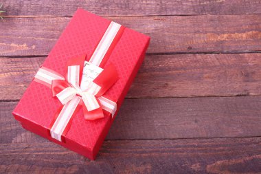 Ahşap arka plan üzerinde fiyonklu hediye kutuları