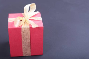 Ahşap arka plan üzerinde fiyonklu hediye kutuları