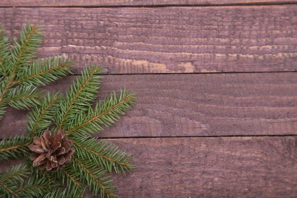 Julgran dekoration isolerad på trä bakgrund — Stockfoto