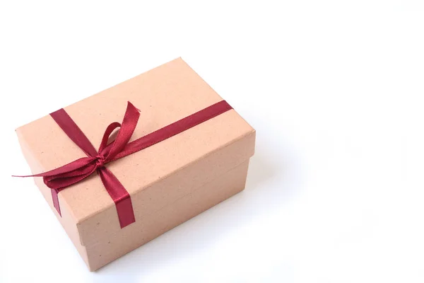 Κουτιά δώρου με φιόγκο σε λευκό φόντο — Φωτογραφία Αρχείου