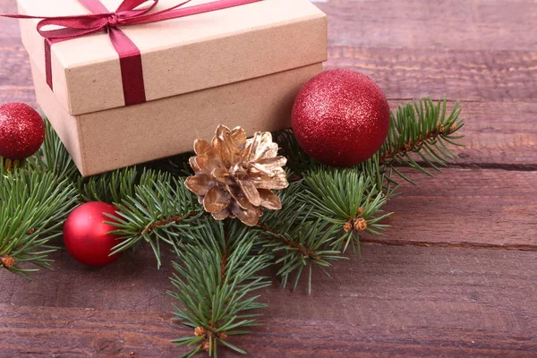 Hediye kutusu ve ahşap tahta üzerinde birçok topları ile Noel dekorasyon köknar ağacı — Stok fotoğraf