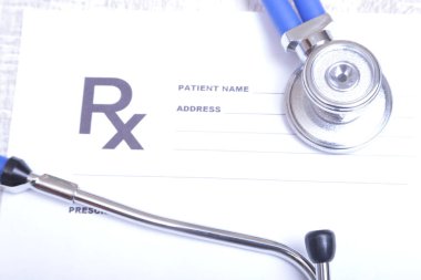 Beyaz arka plan üzerinde izole rx reçeteli, kırmızı kalp üzerinde sağlık stetoskop closeup