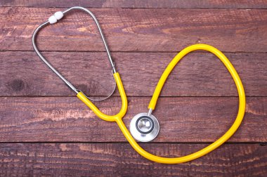Sağlık stetoskop ve ahşap arka plan üzerinde izole Tablet