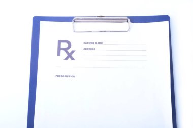 Beyaz arka plan üzerinde izole rx reçeteli, kırmızı kalp üzerinde sağlık stetoskop closeup