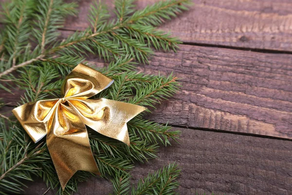 Decorazione albero di Natale isolato su sfondo di legno — Foto Stock