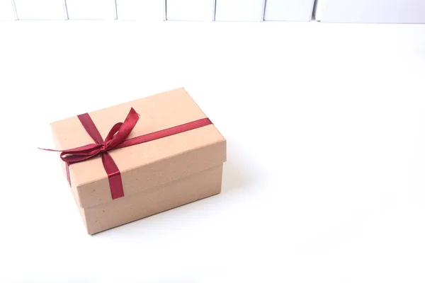 Подарочные коробки с луком на белом фоне — стоковое фото