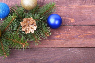 Hediye kutusu ve ahşap tahta üzerinde topları ile Noel köknar ağacı