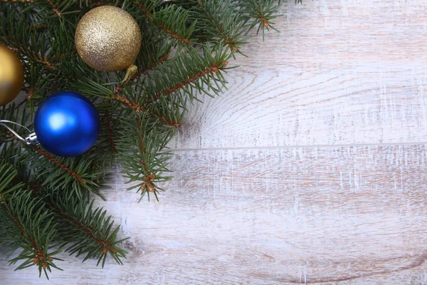 Abete di Natale con scatola regalo e palline su tavola di legno — Foto Stock