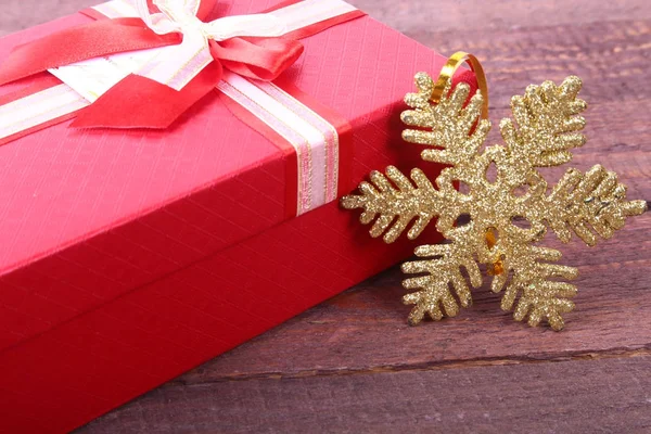 Hediye kutusu ve ahşap tahta üzerinde topları ile Noel köknar ağacı — Stok fotoğraf
