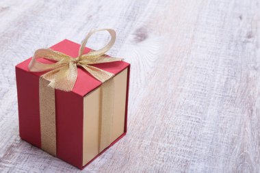 Ahşap arka plan, Noel dekorasyonu üzerine fiyonklu hediye kutuları