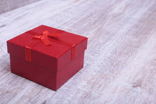 Δώρο κουτιά με φιόγκο στο ξύλο παρασκήνιο, Χριστουγεννιάτικη διακόσμηση — Φωτογραφία Αρχείου