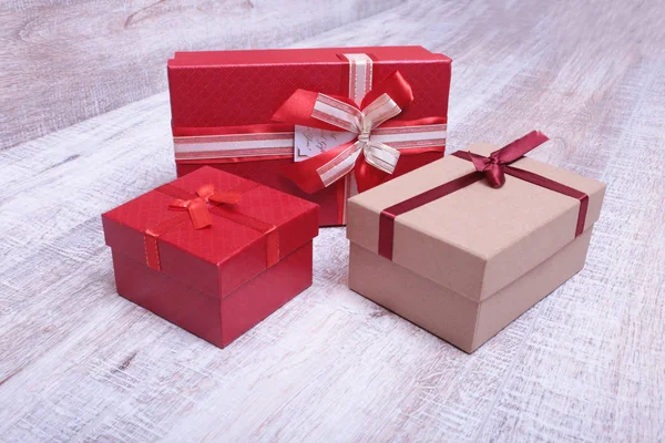 Cajas de regalo con lazo sobre fondo de madera, decoración navideña — Foto de Stock