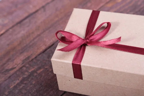 Δώρο κουτιά με φιόγκο στο ξύλο παρασκήνιο, Χριστουγεννιάτικο δώρο — Φωτογραφία Αρχείου