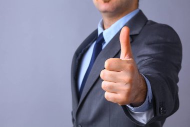 Adam resmi gösteren ok işareti eller