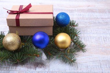 Hediye kutusu ahşap tahta üzerinde ile Noel köknar ağacı