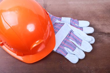 Kahverengi zemin üzerinde turuncu kask mühendisi