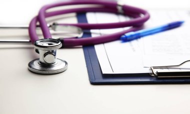 Beyaz arka plan üzerinde izole rx reçeteli, kırmızı kalp üzerinde sağlık stetoskop closeup