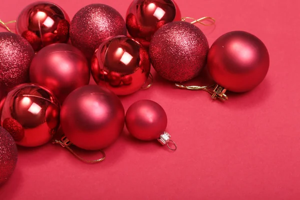 Czerwone kulki świąteczne na czerwonym tle — Zdjęcie stockowe